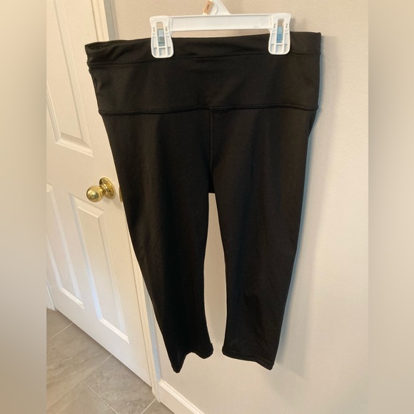 Athleta Pants - Athleta Accelerate cropped pantalon 3/4 accelerate size M/T black